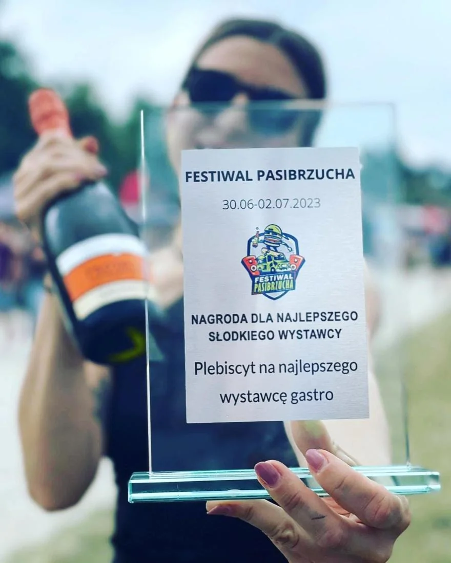 Sylwia z trofeum Festiwalu Pasibrzucha dla Najlepszego Słodkiego Wystawcy Gastro