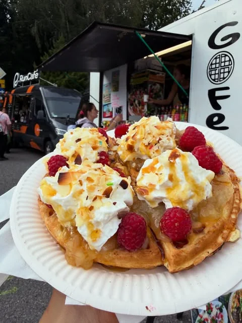 Wafel z karmelem i malinami